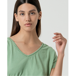 Maglia scollo a V mezza manica con inserti in pizzo vista anteriore indossato in primo piano dello scollo