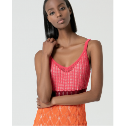 Abito midi crochet fucsia vista anteriore indossata in primo piano lo scollo