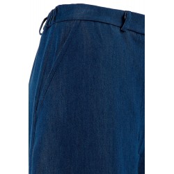 Pantaloni larghi in denim di cotone blu vista anteriore primo piano la tasca