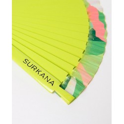 Ventaglio in legno e tessuto decorato come la collezione verde vista anteriore in primo piano