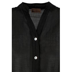 Camicia nera scollo a V nero vista anteriore primo piano sullo scollo