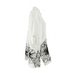 Camicia misto lino bianca con ricamo manica lunga vista profilo con manica risvoltata