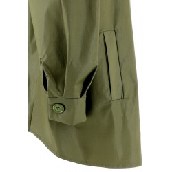 Giacca oversize verde vista profilo primo piano sul polsino