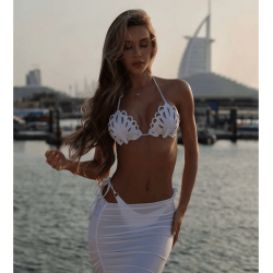 Bikini triangolo conchiglia ricamato bianco vista anteriore indossato