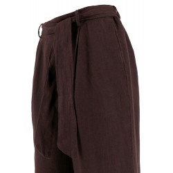 Pantaloni in lino con cintura marrone vista profilo in primo piano della cintura