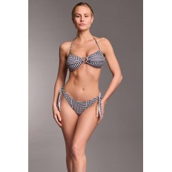Bikini fascia fantasia geometrica bianco/nero con laccetti removibili slip con laccetti vista anteriore indossato