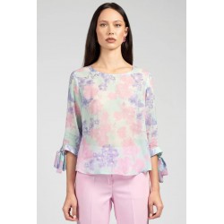 Blusa in gergette a fantasia lavanda vista anteriore indossato in primo piano