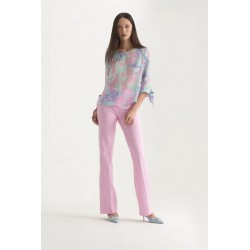 Blusa in gergette a fantasia lavanda vista anteriore indossato