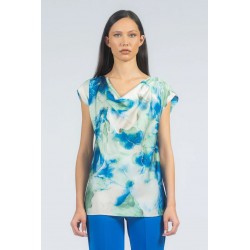 Blusa in raso fantasia astratta blu vista anteriore indossato in primo piano