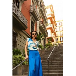 Blusa in raso fantasia astratta blu vista anteriore indossato