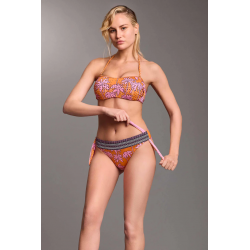 Bikini a fascia con ferretto arancio fantasia rosa vista anteriore indossato