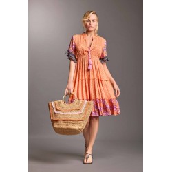 Abito corto mezza manica scollo a V arancio vista anteriore indossato