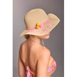 cappello in paglia con falda larga beige e dettagli ricamo in rosa vista anteriore indossato in primo piano
