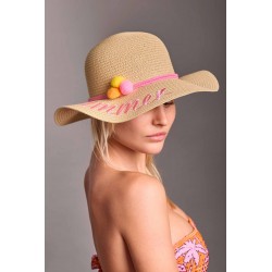 cappello in paglia con falda larga beige e dettagli ricamo in rosa vista anteriore indossato