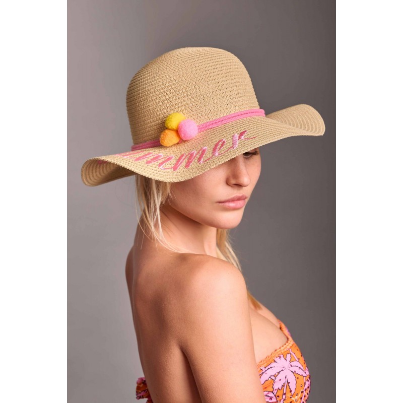 cappello in paglia con falda larga beige e dettagli ricamo in rosa vista anteriore indossato cappello in paglia con falda larga beige e dettagli ricamo in rosa vista anteriore indossato