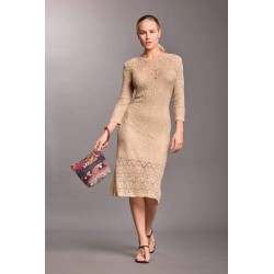 Abito longuette in crocket beige vista anteriore indossato
