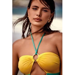 Bikini intero con anelli gioielli verde/giallo vista anteriore indossato in primo piano dei dettagli