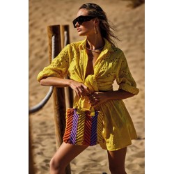 Camicia in pizzo sangallo giallo vista anteriore indossato