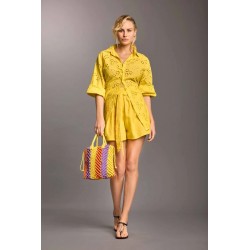 Camicia in pizzo sangallo giallo vista anteriore indossato