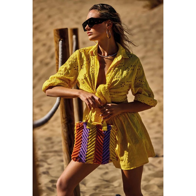 Shorts in cotone giallo vista anteriore indossato Shorts in cotone giallo vista anteriore indossato