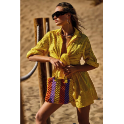 Shorts in cotone giallo vista anteriore indossato