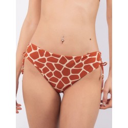 Bikini triangolo alto con coppe imbottite slip con coulisse caramello fantasia savana vista anteriore indossato in primo piano