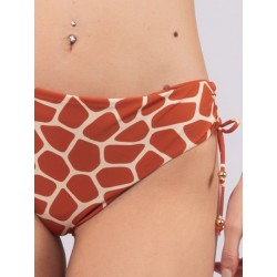 Bikini triangolo alto con coppe imbottite slip con coulisse caramello fantasia savana vista anteriore indossato in primo piano
