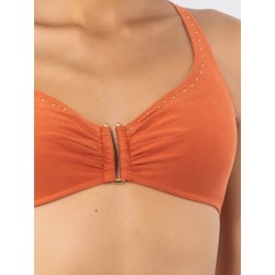 Bikini a triangolo con gioiello slip con laccetti caramello vista anteriore indossato  in primo piano