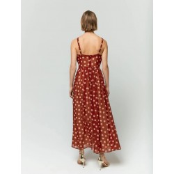 Abito lungo in chiffon con scolla a V pois rosso vista posteriore indossato