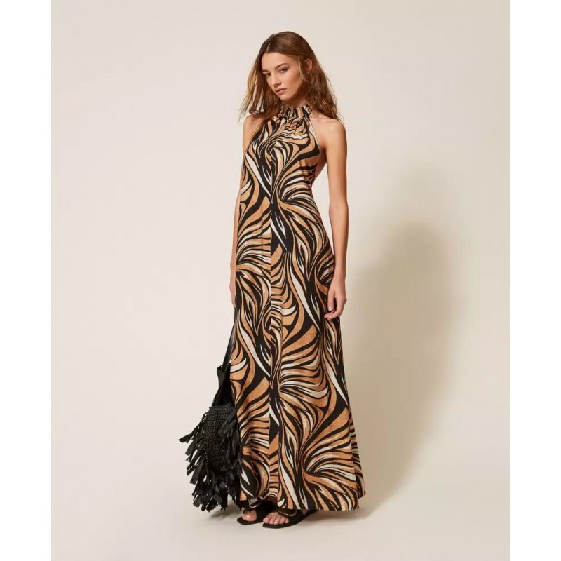 ABITO LUNGO IN VISCOSA SCOLLO ALL'AMERICANA NERO - TWINSET- vista anteriore indossato