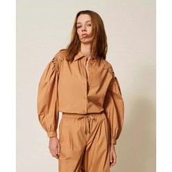 CAMICIA COTONE CON MACRAME CARAMELLO - TWINSET- vista anteriore indossata