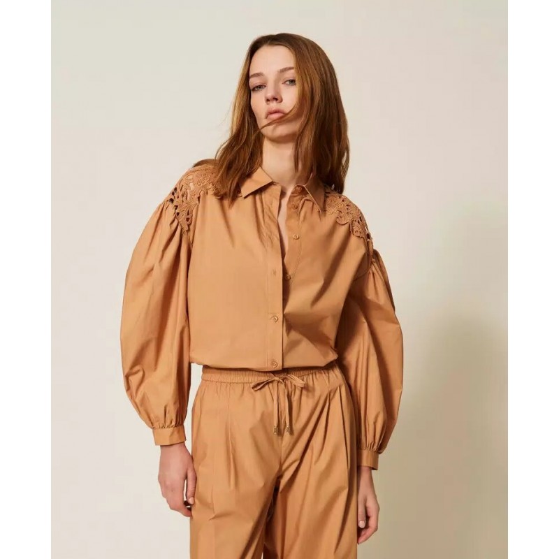 CAMICIA COTONE CON MACRAME CARAMELLO - TWINSET- vista anteriore indossata