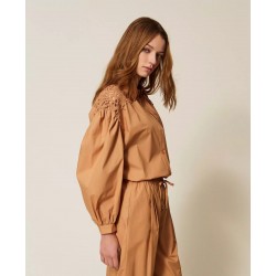 CAMICIA COTONE CON MACRAME CARAMELLO - TWINSET- vista anteriore indossata