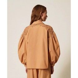 CAMICIA COTONE CON MACRAME CARAMELLO - TWINSET- vista posteriore indossata