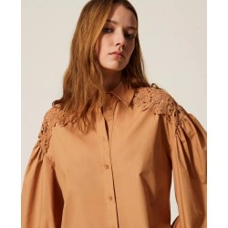 CAMICIA COTONE CON MACRAME CARAMELLO - TWINSET- vista in primo piano indossata