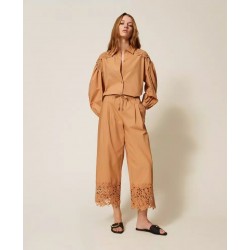 CAMICIA COTONE CON MACRAME CARAMELLO - TWINSET- vista anteriore indossata
