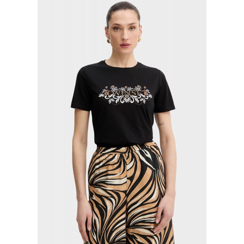 T-SHIRT CON LOGO RICAMATO E STRASS NERO - TWINSET - vista anteriore indossato