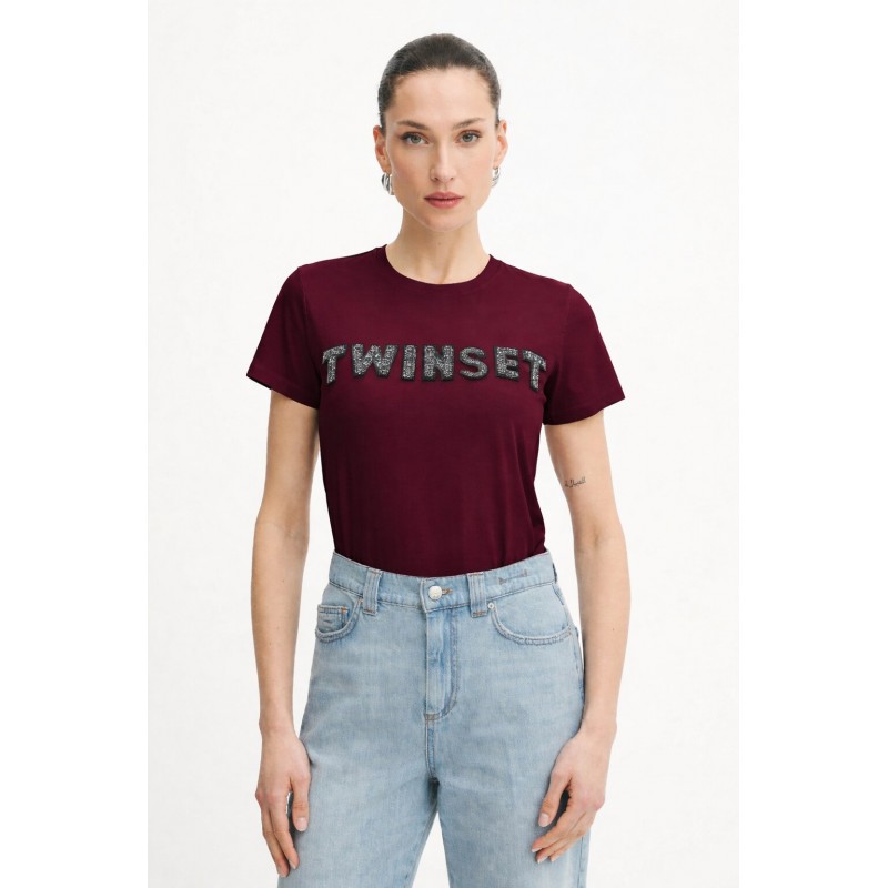 T-SHIRT DONNA IN VISCOSA RICAMATA CON STRASS BORDEAUX - TWINSET - vista anteriore indossata