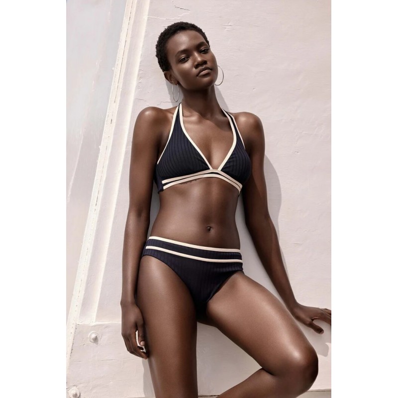 BIKINI ALLACCIATO AL COLLO NERO - VACANZE ITALIANE - OLIMPIA.jpg - vista anteriore indossato