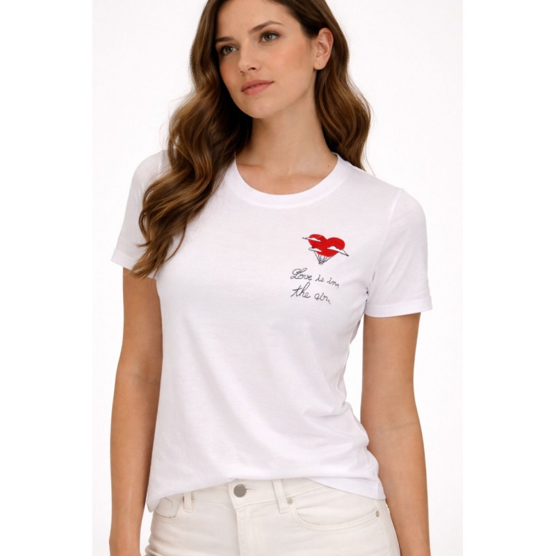 T-SHIRT BIANCA "LOVE IS THE AIR" - MYA STREET.jpg vista anteriore indossata