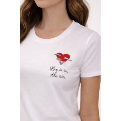 T-SHIRT BIANCA "LOVE IS THE AIR" - MYA STREET.jpg vista anteriore indossata in primo piano